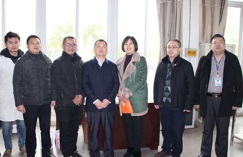 曾副市长受马波书记和任晓春市长的委托,代表内江市委,市